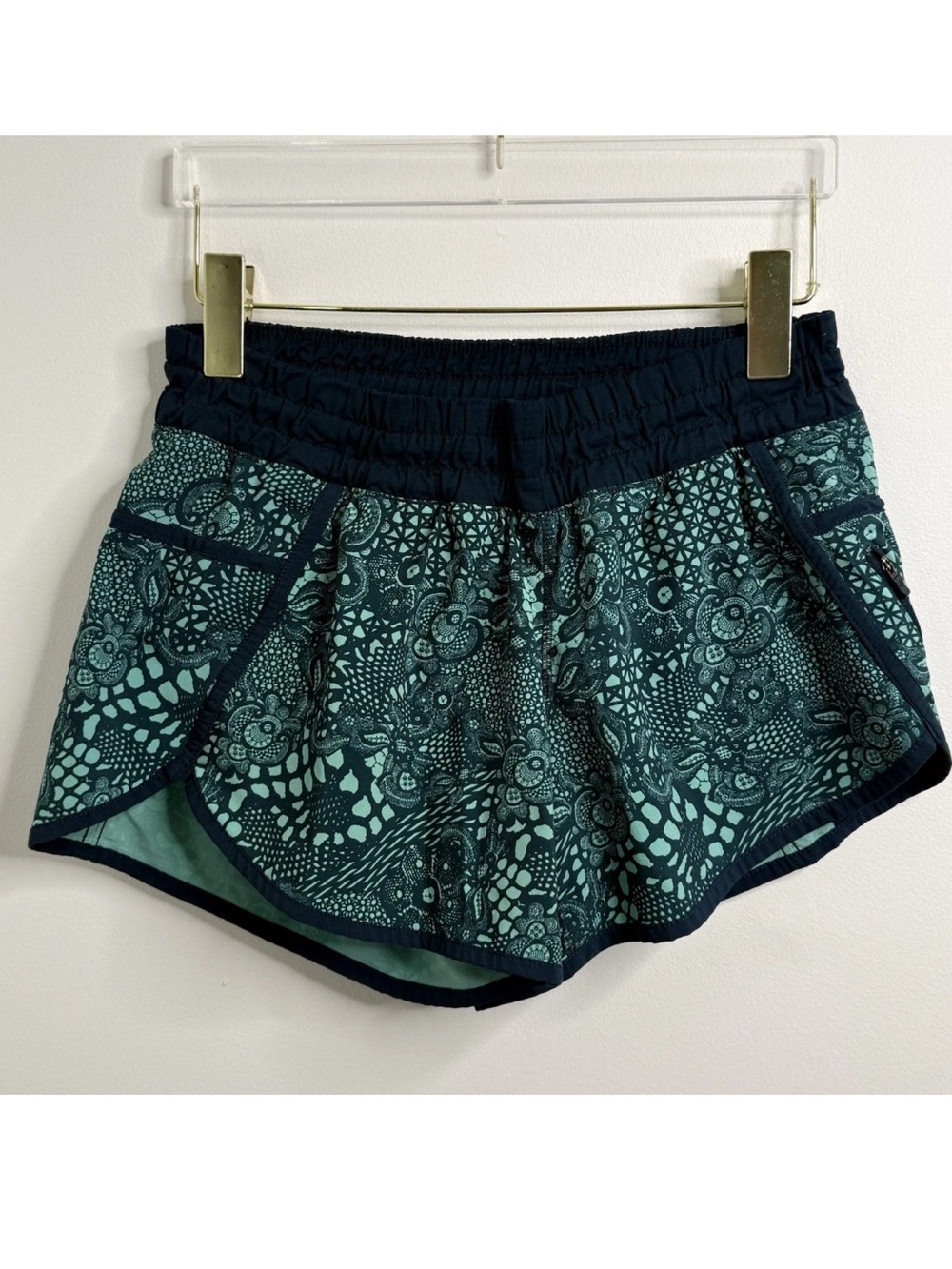 Lululemon Tracker Shorts Pretty Lace Bali Breeze Alberta Lake Workout Size 4